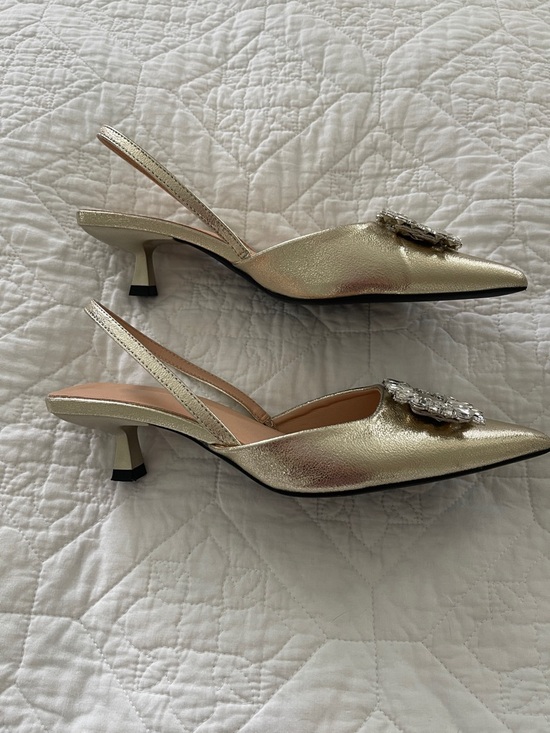 Gold Embellished Pointed-Toe Slingback Pumps size 9 - Picture 2 of 9